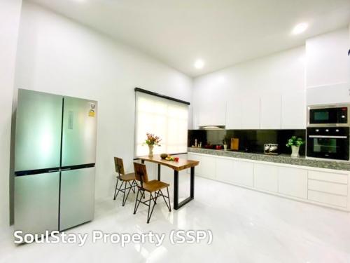 LINE_ALBUM_Modern Luxury 15.6 mb_240503_14